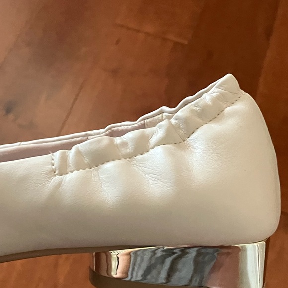 Anne Klein size 6 flats - Picture 3 of 4